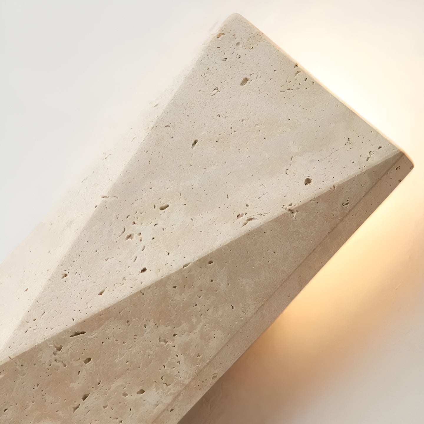 Vegglampe i Travertin – Elegant Naturstein | Perfekt for Stue og Gang