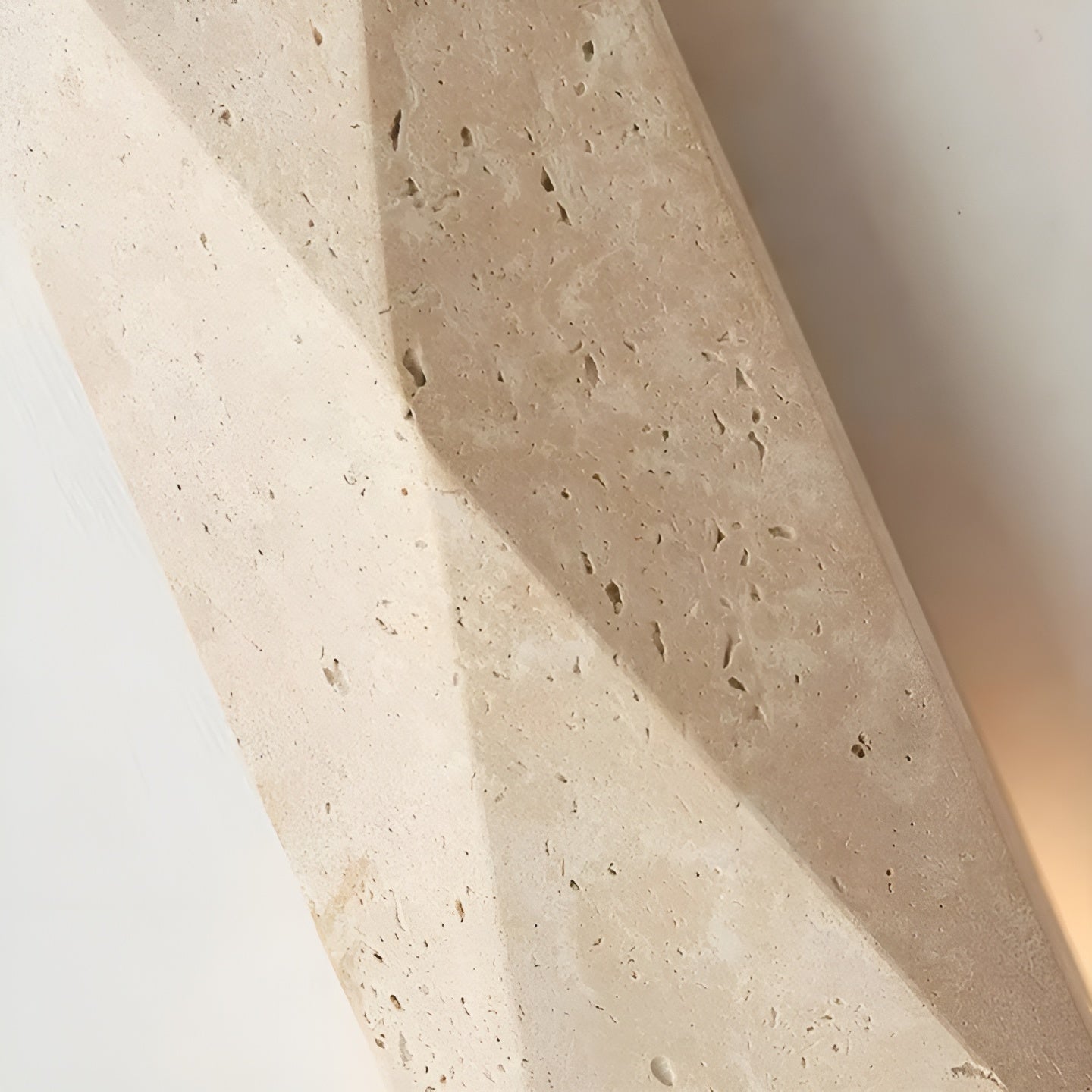 Vegglampe i Travertin – Elegant Naturstein | Perfekt for Stue og Gang