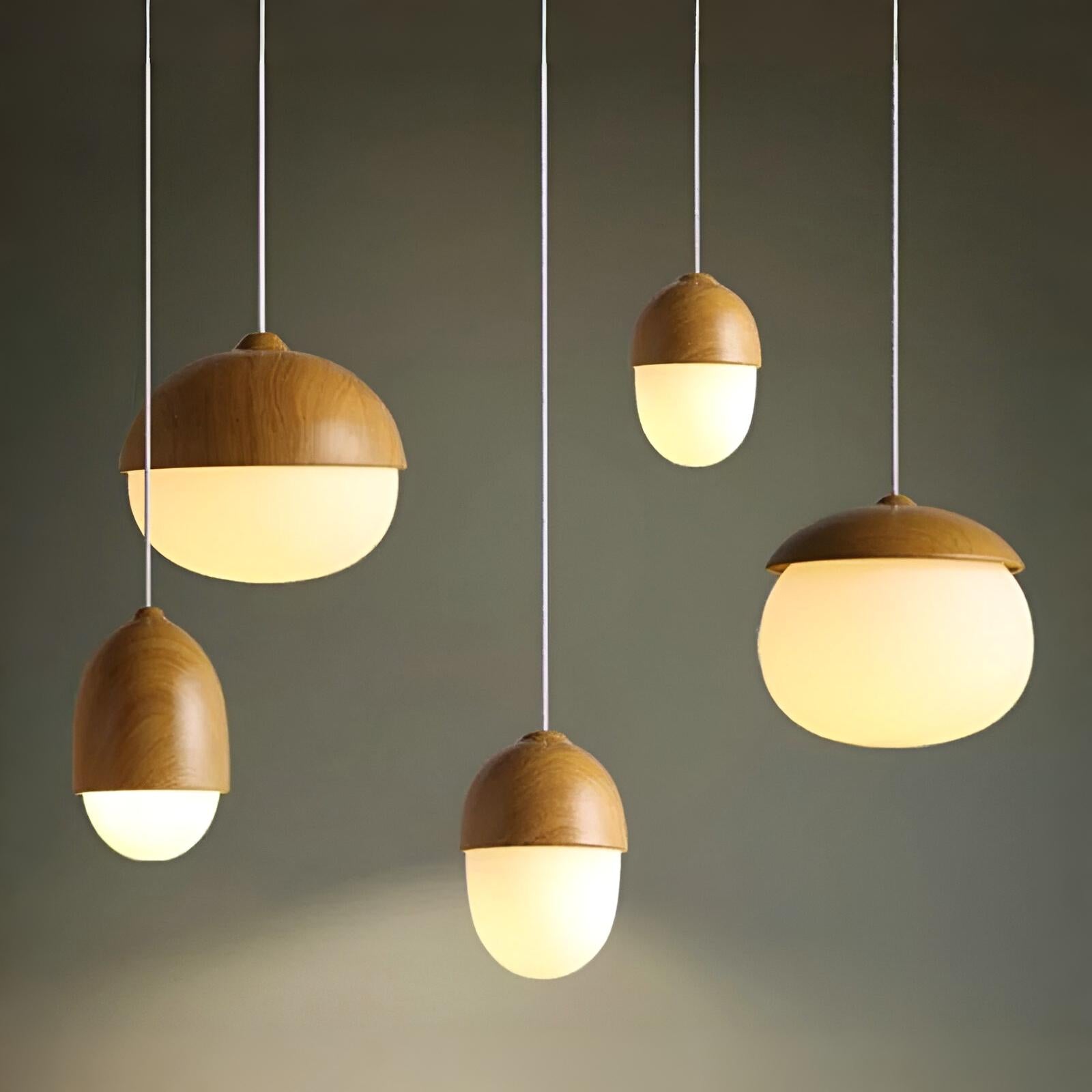 Hengelampe i Glass og Tre – Dekorativ Eikelignende Form | Unikt Design for Hjemmet