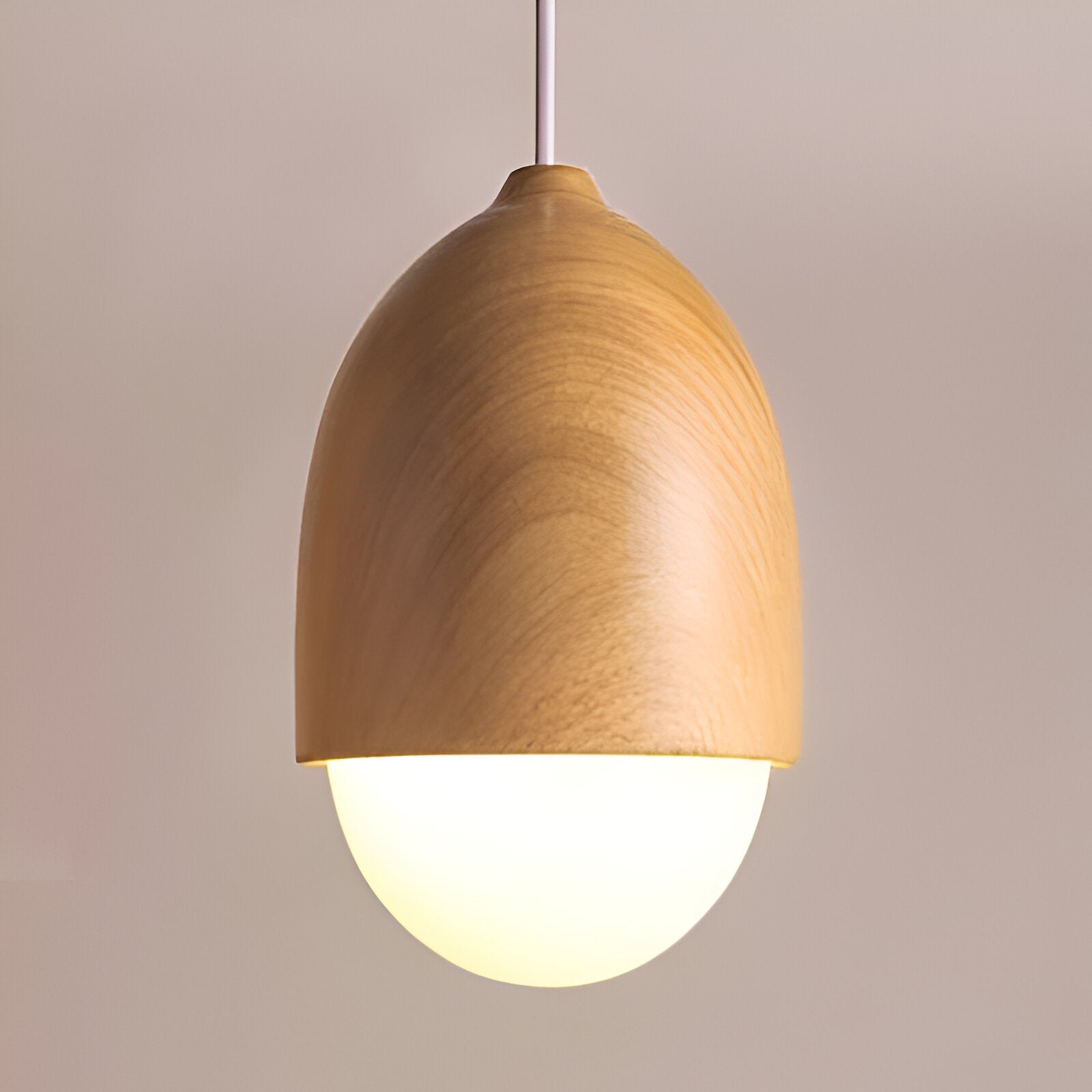 Hengelampe i Glass og Tre – Dekorativ Eikelignende Form | Unikt Design for Hjemmet