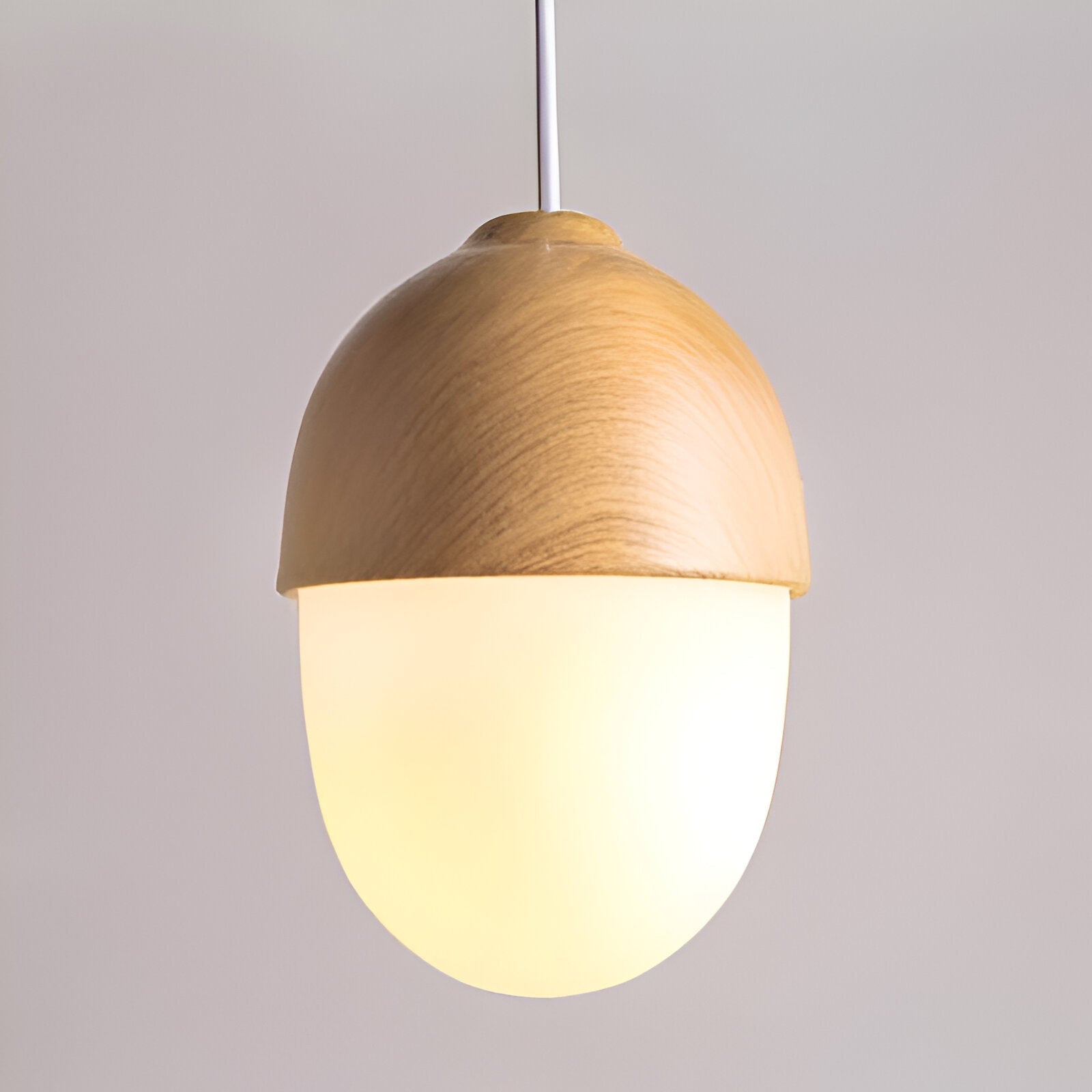 Hengelampe i Glass og Tre – Dekorativ Eikelignende Form | Unikt Design for Hjemmet