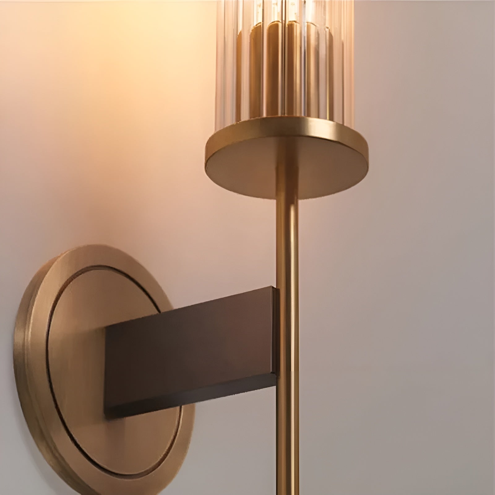 Vegglampe i Kobber – Elegant med Rillet Glass | Perfekt for Stemningsfull Belysning
