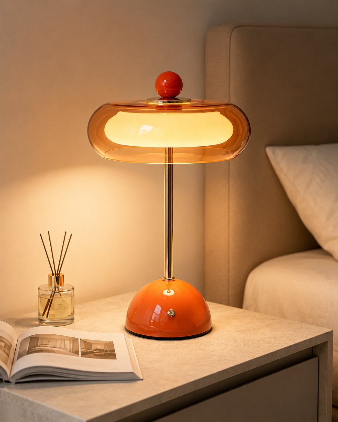 Glassbordlampe på skrivebord med nøytralt hvitt lys (4000 K)
