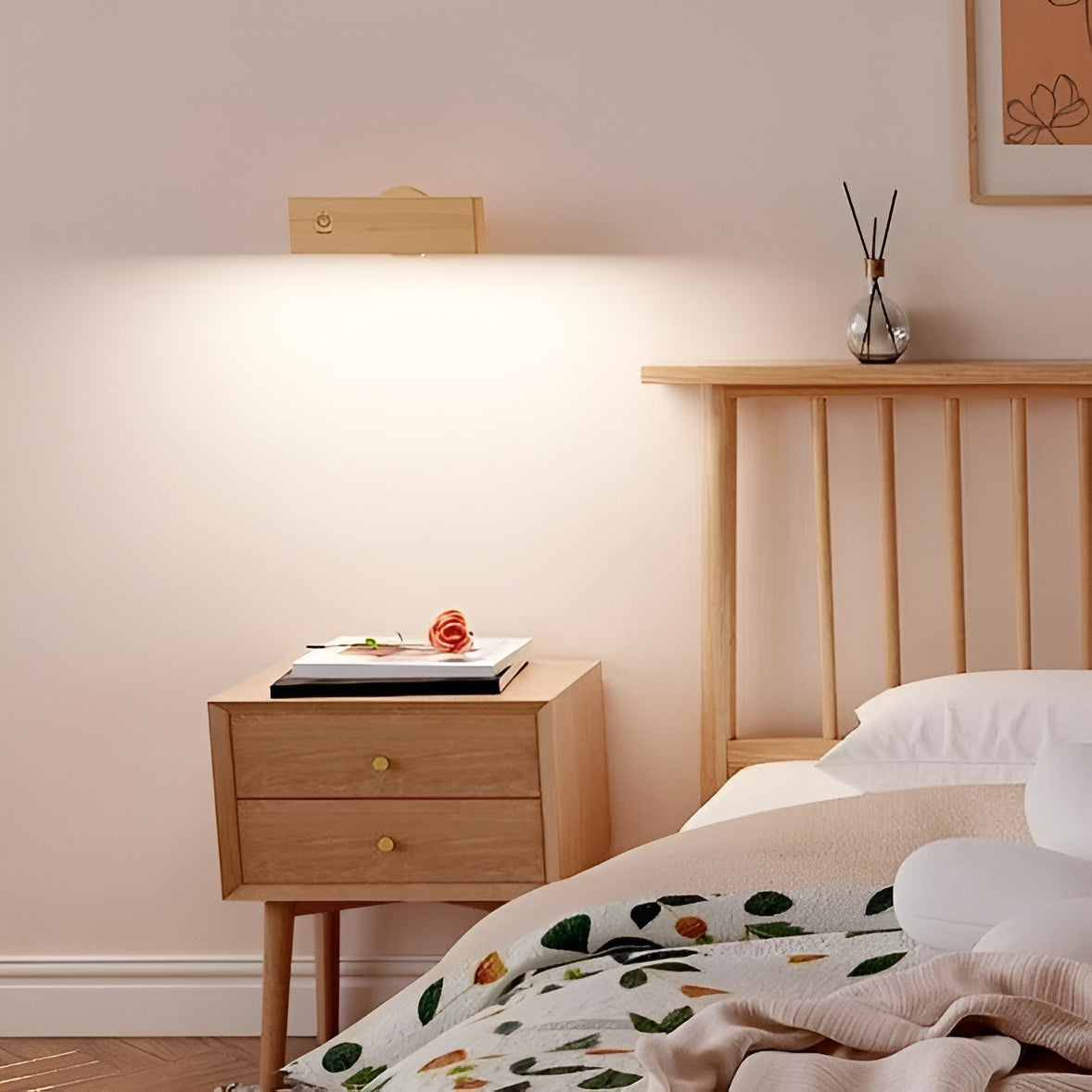 Justerbar Vegglampe – Tre og Magnet | Fleksibel og Stilfull