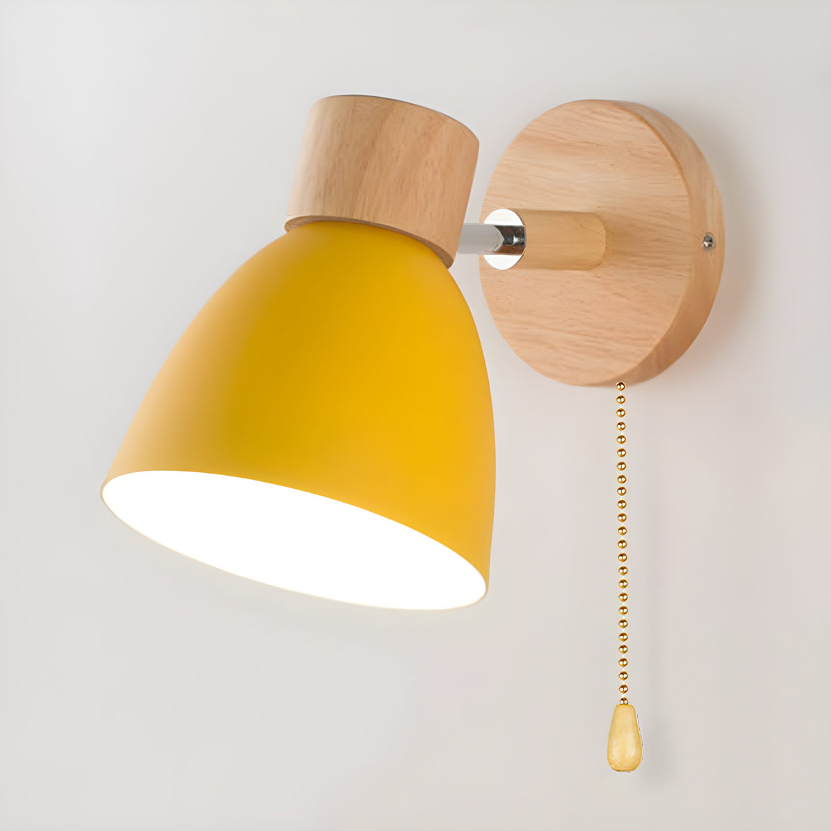 Vegglampe i bruk som leselys på soverom