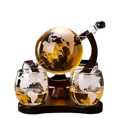Whiskydekanter med Globus – Elegant Karaffelsett med 4 Graverte Glass | Perfekt som Gave og Barpynt