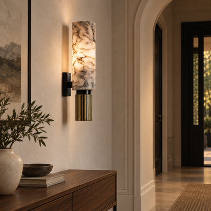 Slank marmorvegglampe i bruk – livsstilsbilde ett