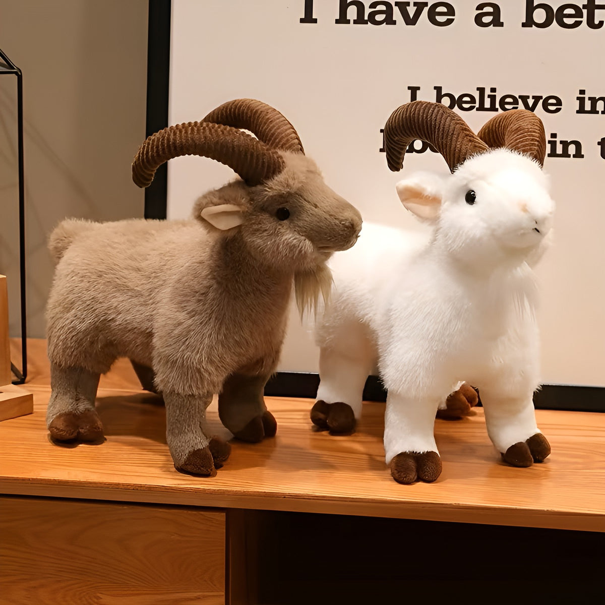 Geiteplysj i Kunstpels – Realistiske Store Horn | Perfekt Gave til Barn og Dekorasjon
