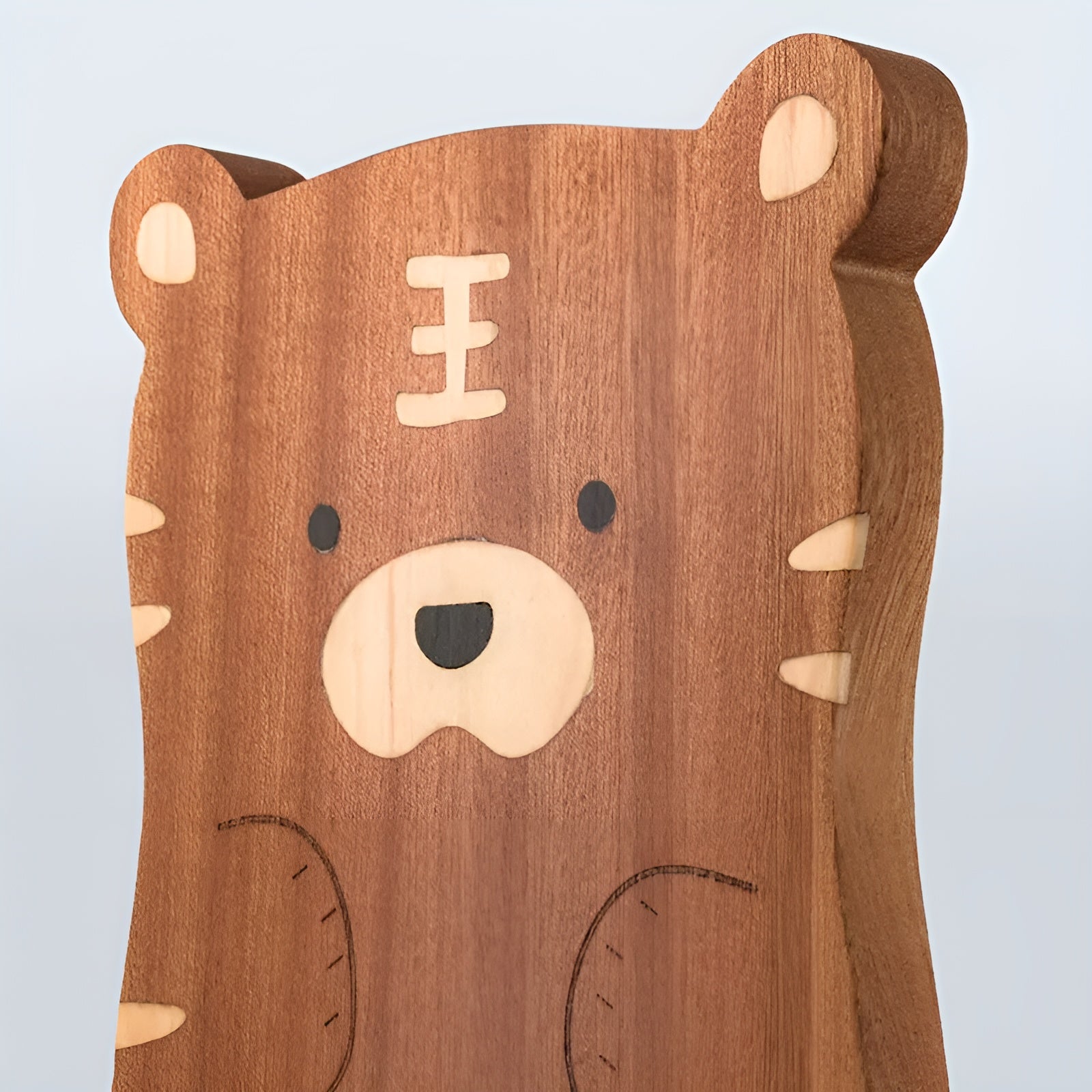 Skjærebrett i Massivt Tre – Lekent Design i Ekornform | Holdbart og Trygt for Mat