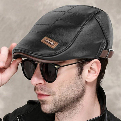 Retroinspirert skinnlue til herre i svart – flat cap sett fra siden