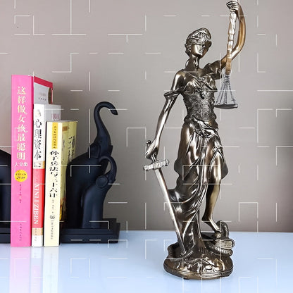 Statue Av Rettferdighetens Gudinne – En Elegant Dekorativ Skulptur Av Justitia