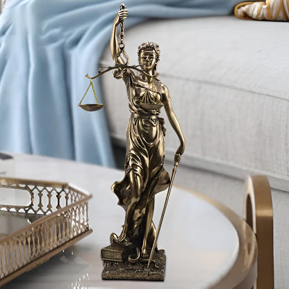 Statue Av Rettferdighetens Gudinne – En Elegant Dekorativ Skulptur Av Justitia