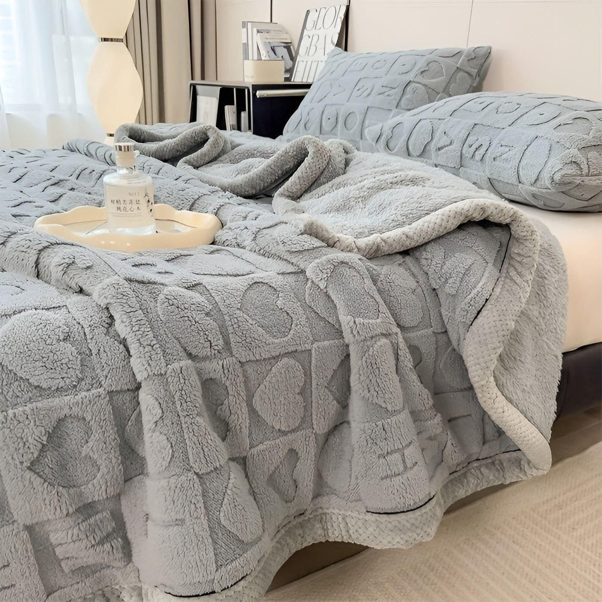 CoralDream Pledd – Varmt Fleece-vinterpledd med Hjerte- og Bokstavmønster på Begge Sider