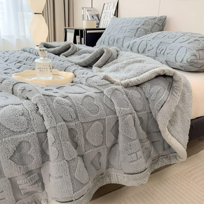 CoralDream Pledd – Varmt Fleece-vinterpledd med Hjerte- og Bokstavmønster på Begge Sider