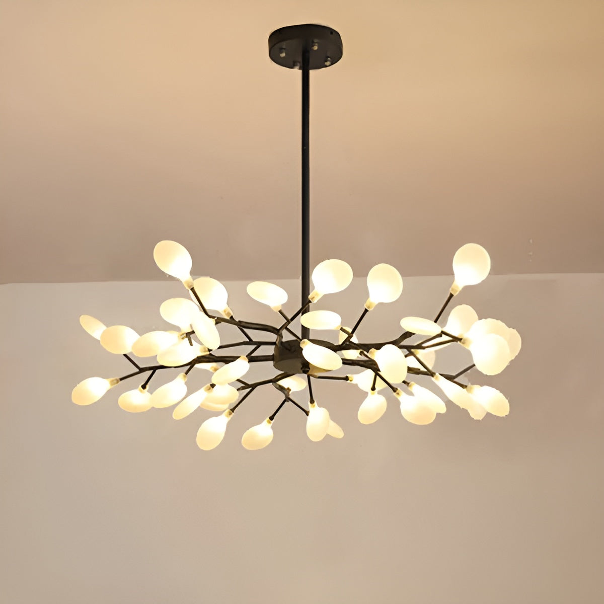 Lysekrone med Grenform – Elegant og Stemningsfull | Ildflue-effekt for Koselig Belysning