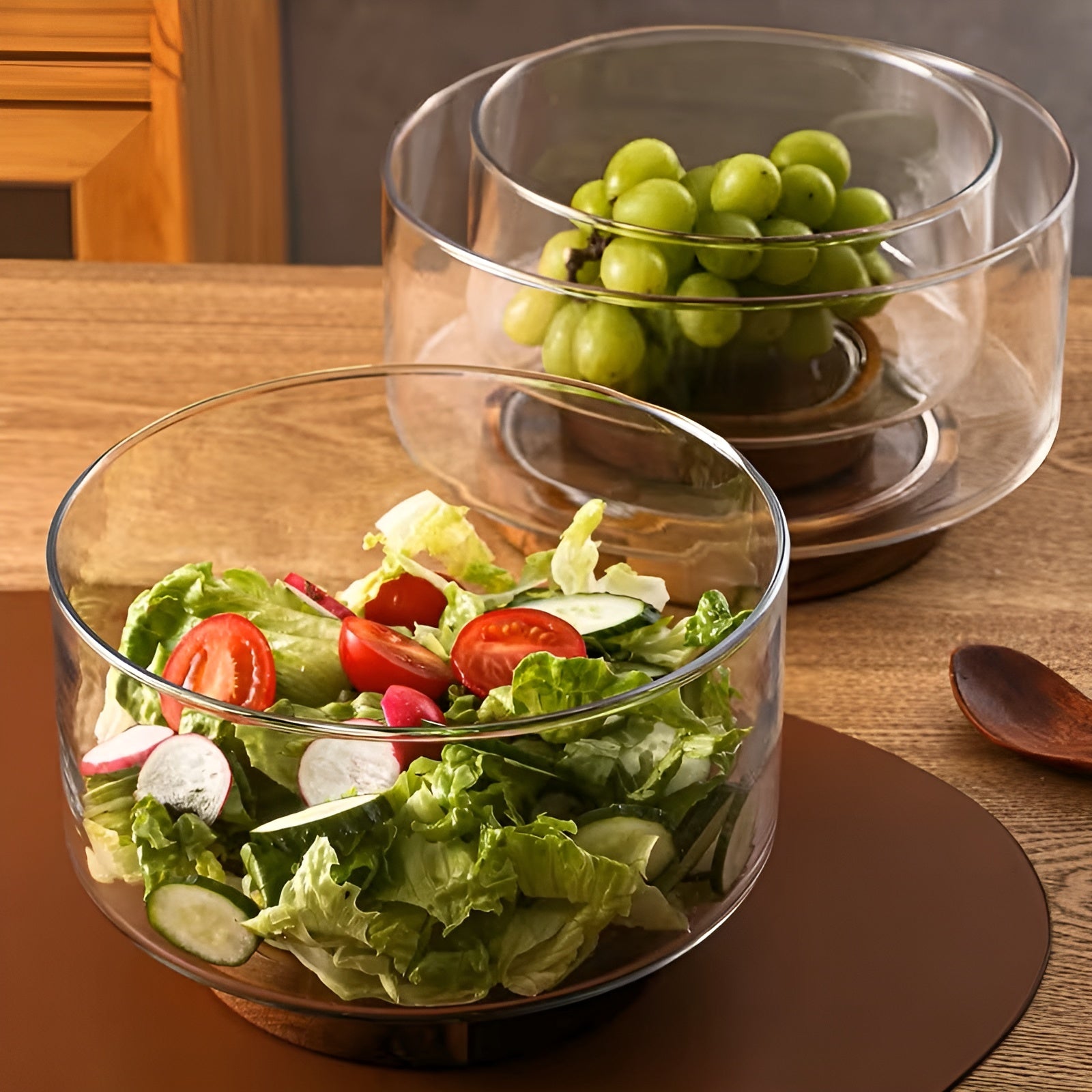 Glassbolle med trefot – Elegant og dekorativ | Perfekt til frukt snacks og salater - Serveringstallerkener