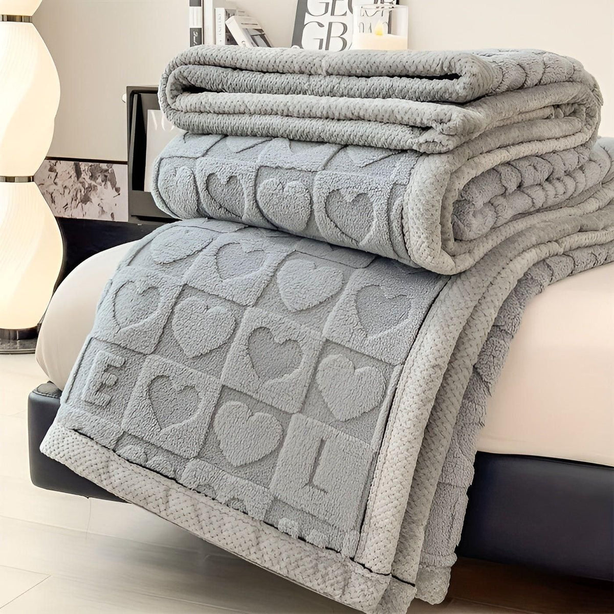 CoralDream Pledd – Varmt Fleece-vinterpledd med Hjerte- og Bokstavmønster på Begge Sider