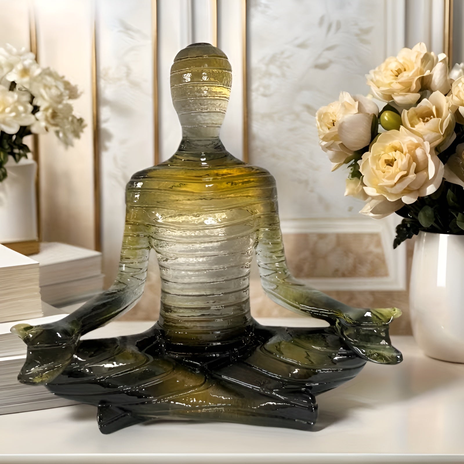 Meditative Yoga-Skulptur – Ruhige Figur in Lotusposition | Dekorative Resin-Statue für Zuhause - Gul fargeovergang