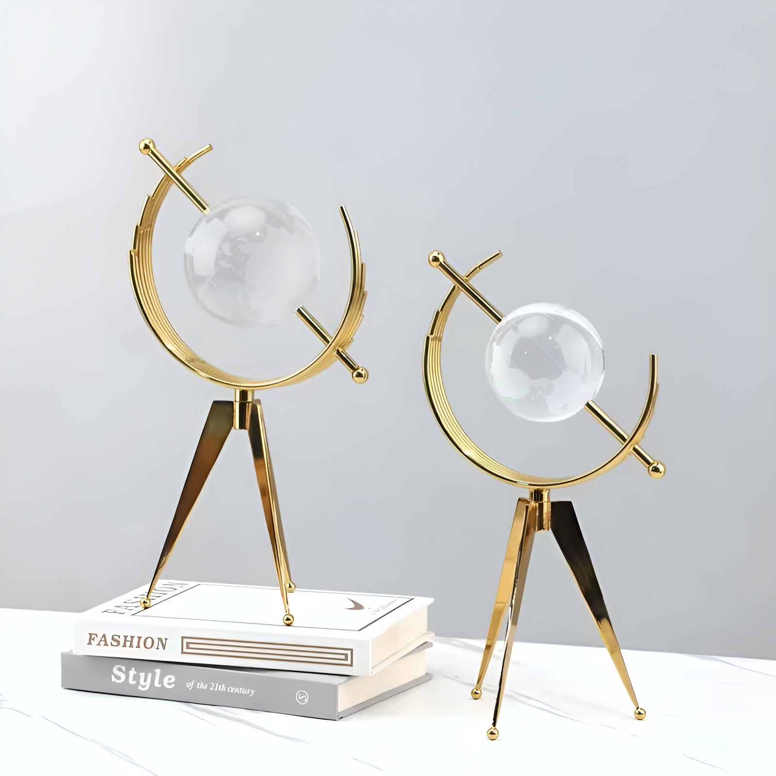 Håndskåret Krystallkule – Elegant Dekorasjon Med Metallstativ | Stilig For Oppholds- Og Arbeidsrom