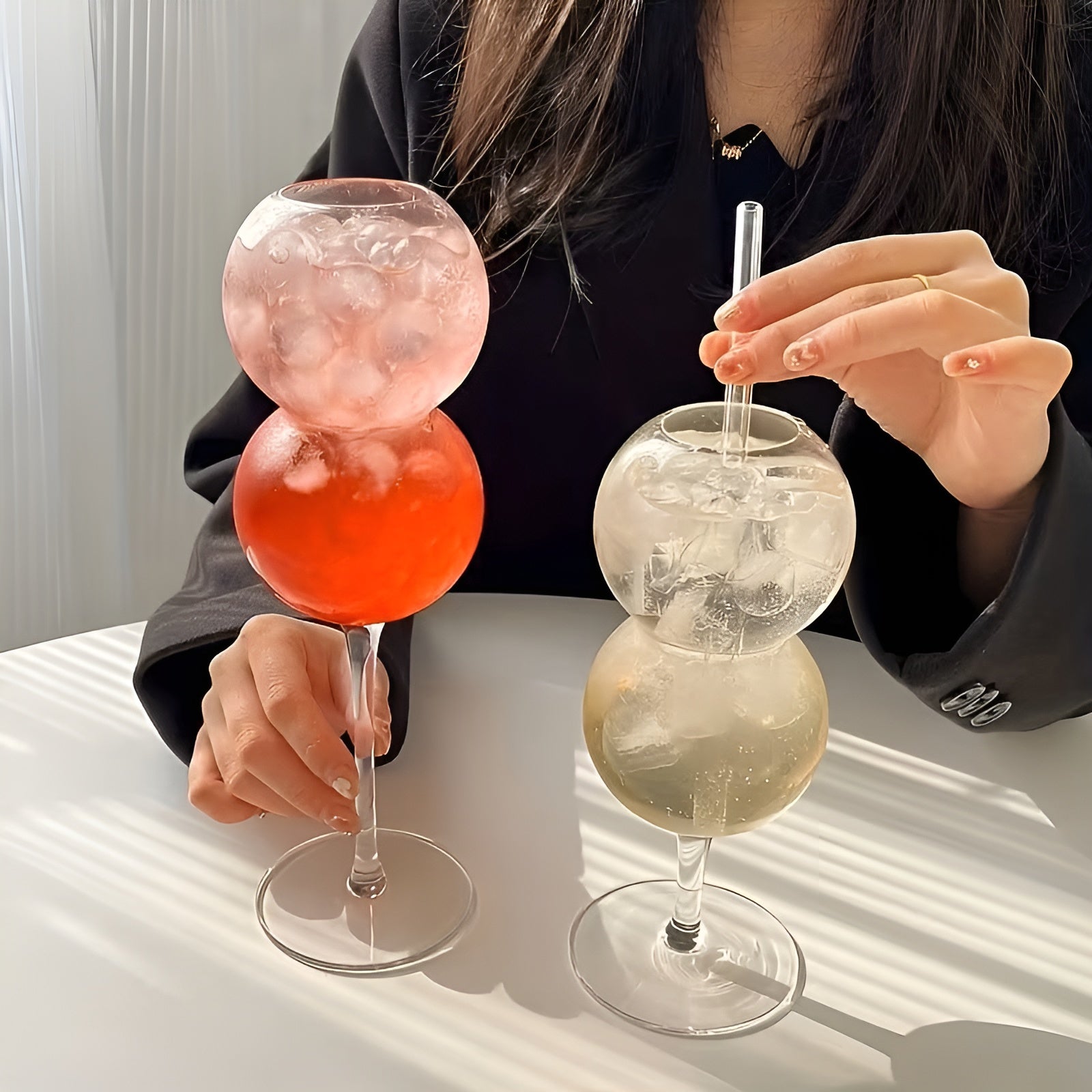 Sett Med 2 Glassbeger I Kuleform – Elegante Og Dekorative | Kan Brukes På Nytt Med Glassstrå Perfekte Til Juice Drinker