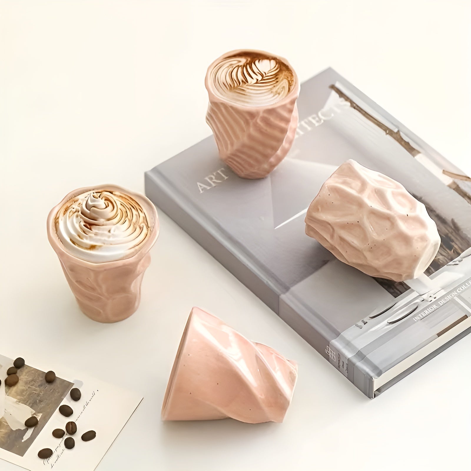 Sett Med 4 Keramiske Kopper I Rosa Og Kremhvit – Håndlagde Og Dekorative | Perfekte For Kjøkkenet Og Bordet