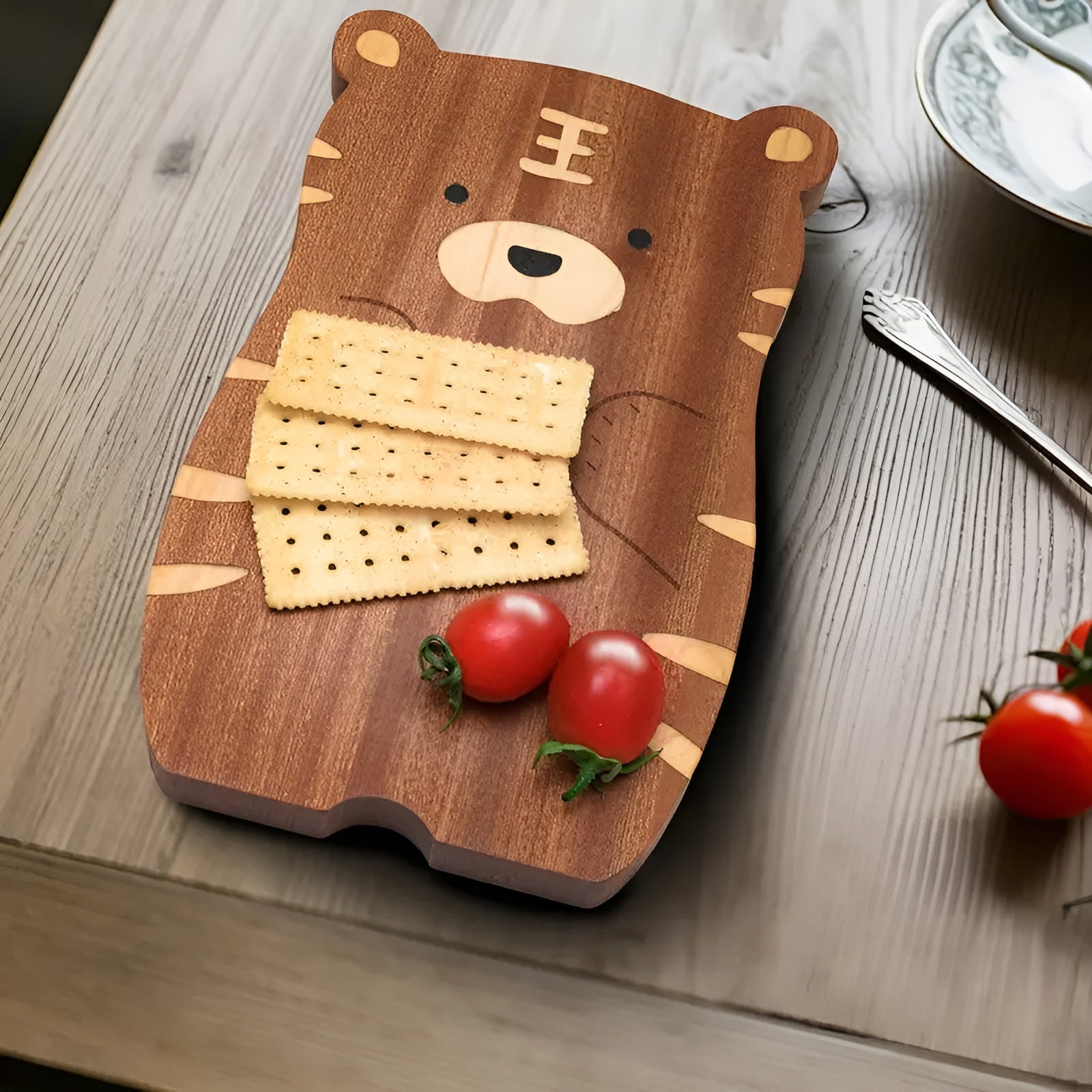 Skjærebrett i Massivt Tre – Lekent Design i Ekornform | Holdbart og Trygt for Mat