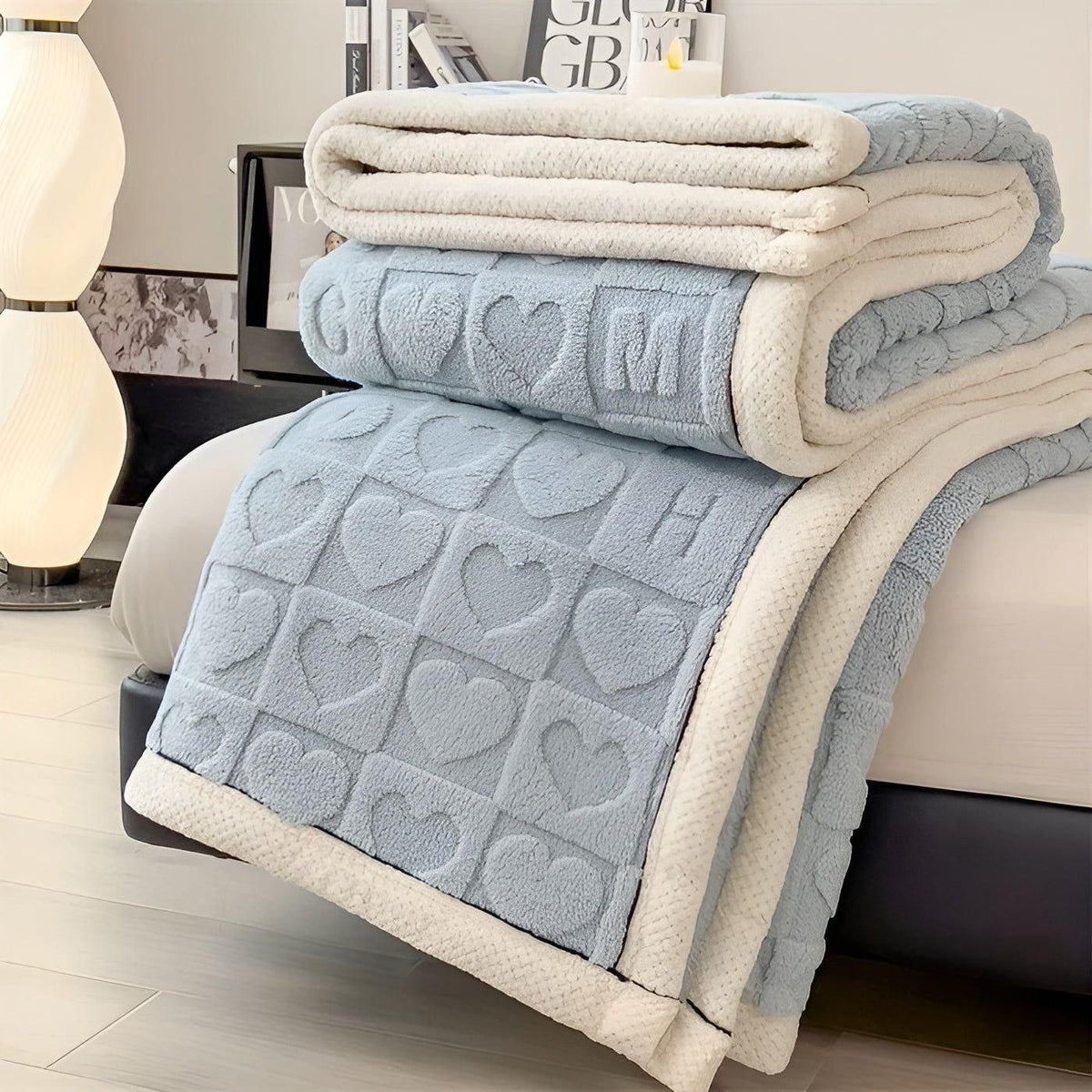 CoralDream Pledd – Varmt Fleece-vinterpledd med Hjerte- og Bokstavmønster på Begge Sider