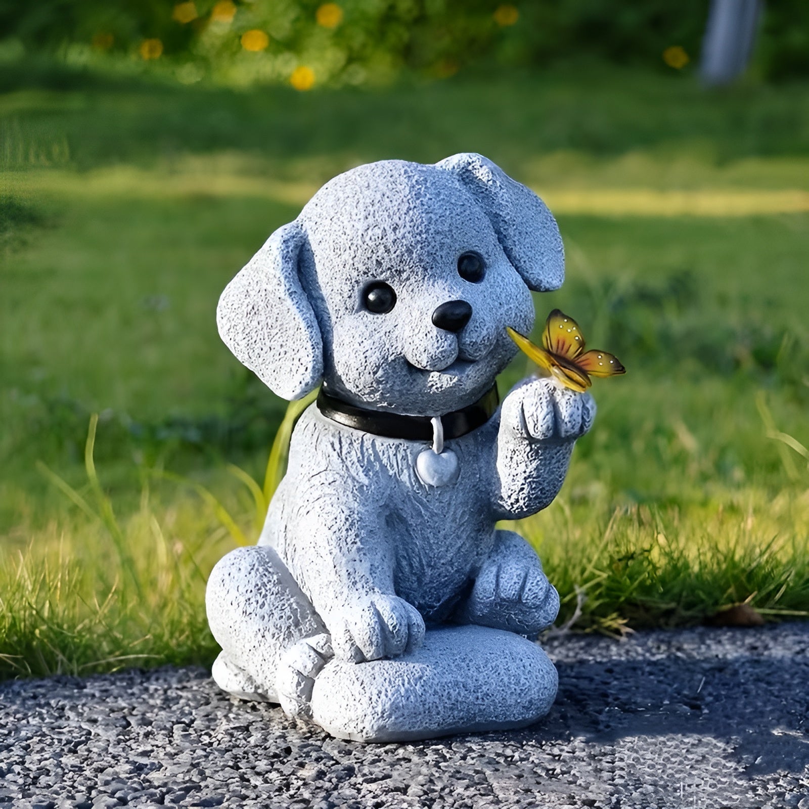 Solcelle Hundefigur med Sommerfugl – Dekorativ og Stemningsfull Hagebelysning | Værbestandig for Hage og Terrasse