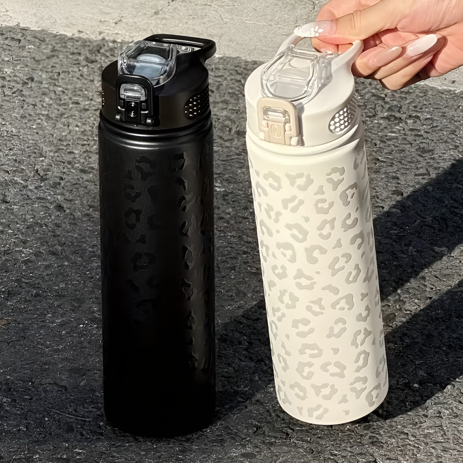 Vannflaske med Leopardmønster (750 ml) – Rustfritt Stål, Sugerørslokk | Reisekopp