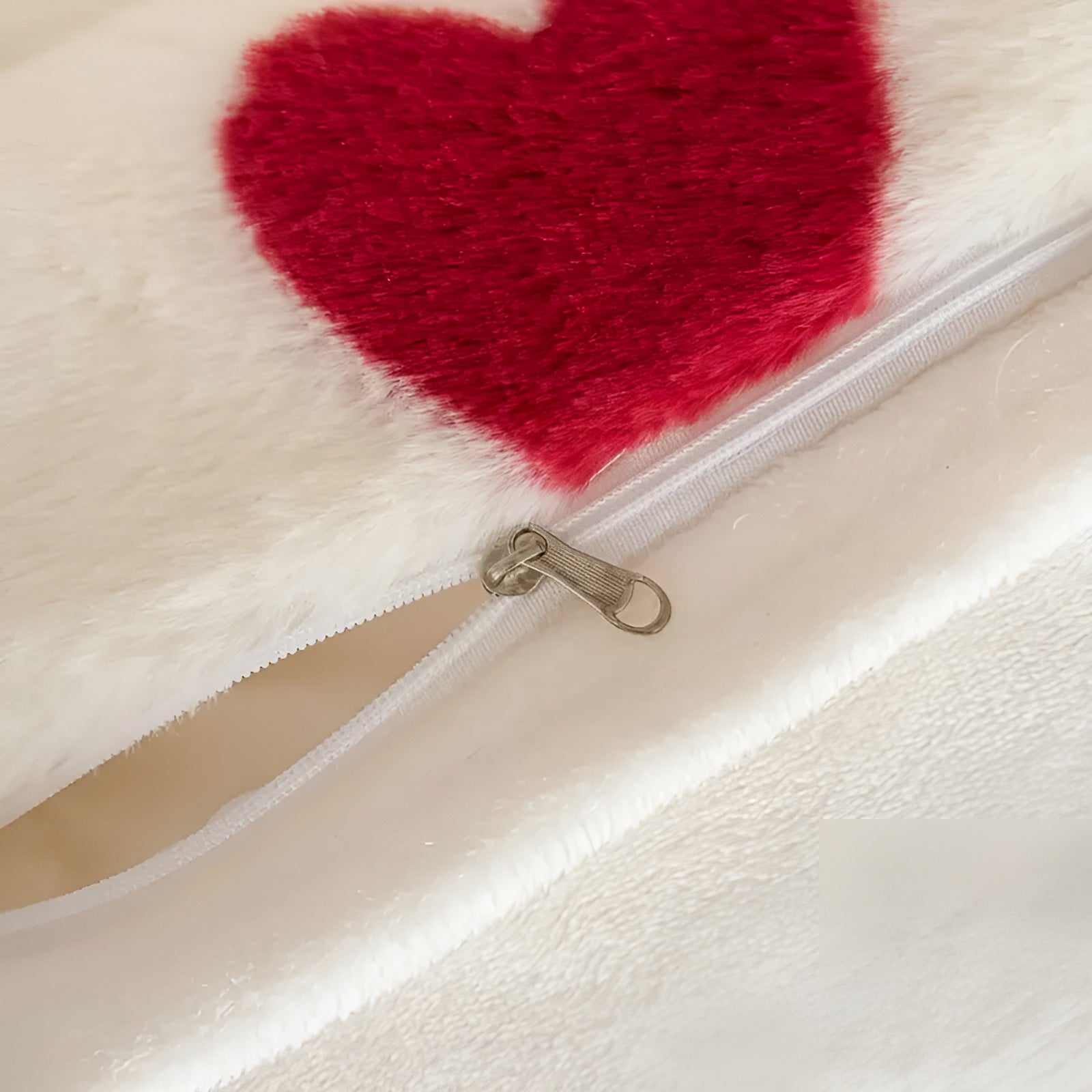 Sengetøysett med Hjertemønster – Mykt og Varmt | Koselig 3-delt Plysjsett i Lys Beige