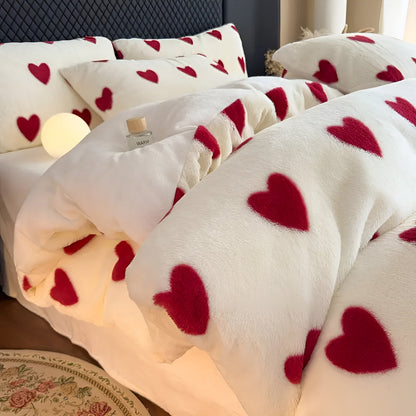 Sengetøysett med Hjertemønster – Mykt og Varmt | Koselig 3-delt Plysjsett i Lys Beige