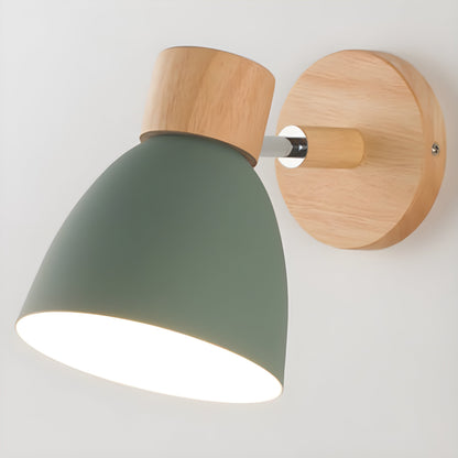 Lampen tent og lyset rettet mot en bok