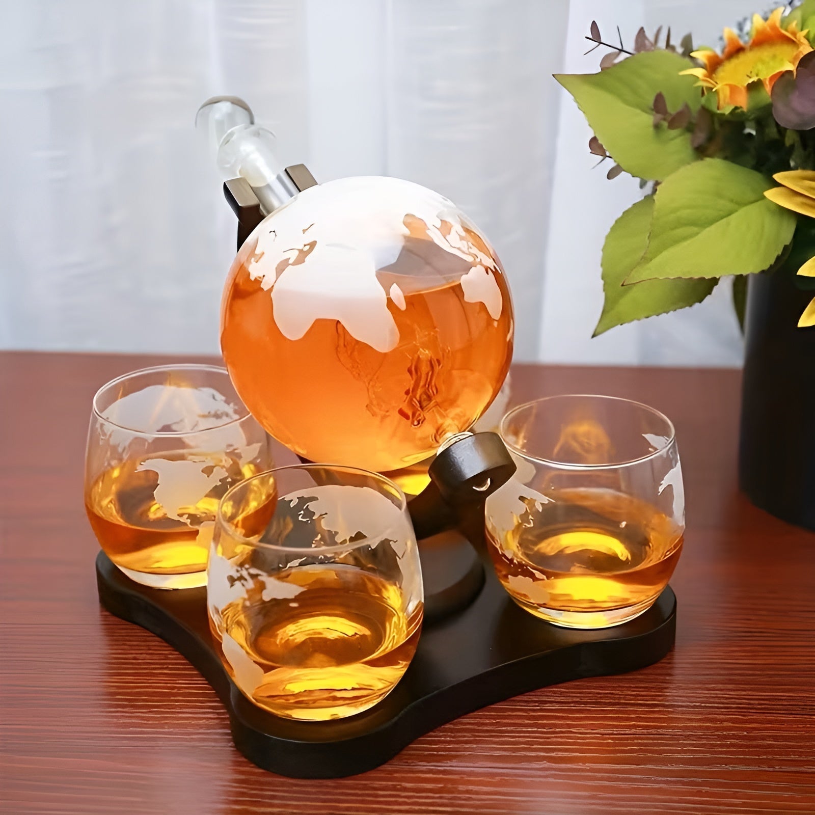 Whiskydekanter med Globus – Elegant Karaffelsett med 4 Graverte Glass | Perfekt som Gave og Barpynt