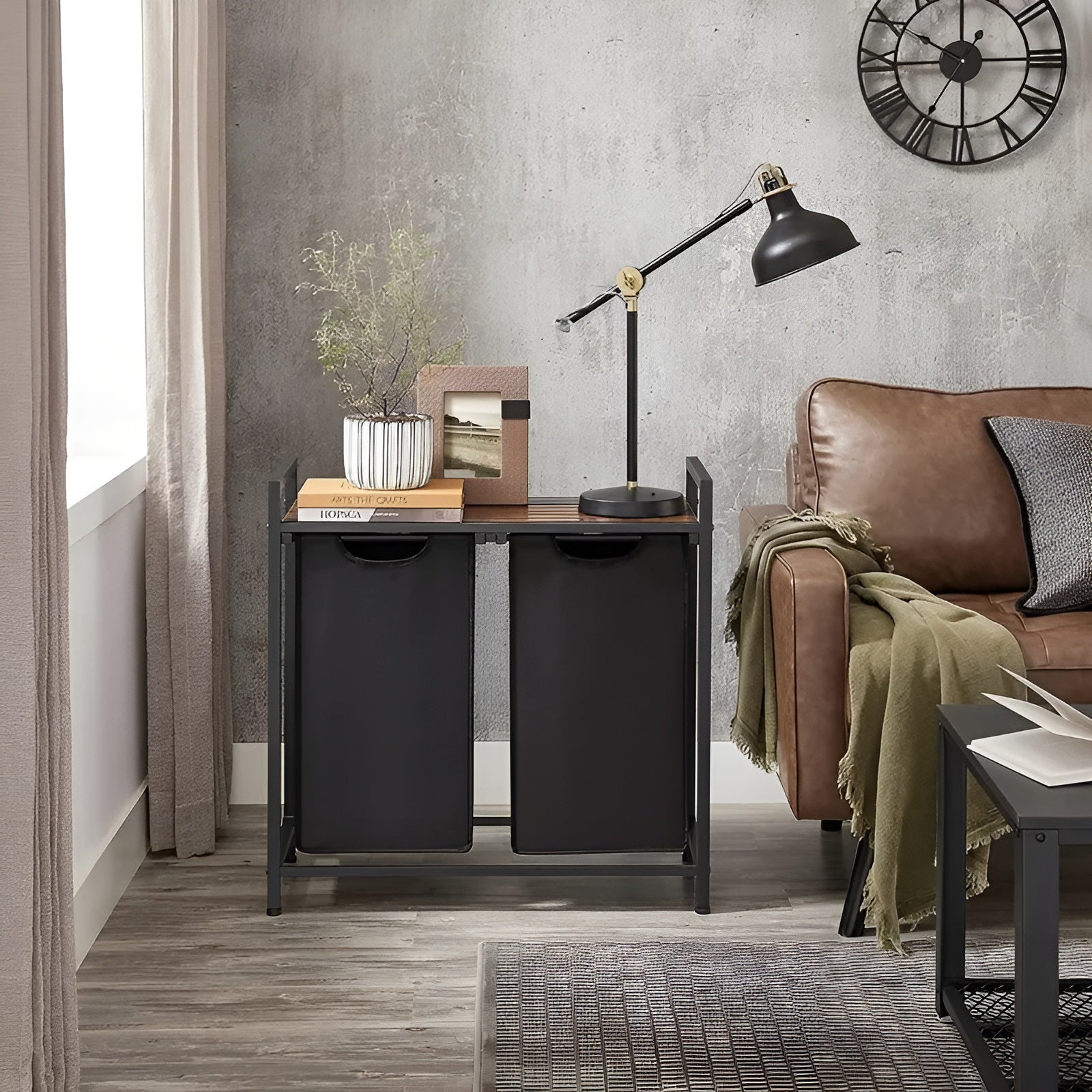 Kleskurv Med Rom – Uttrekkbar Kleskurv Med Oppbevaringsrom | Svart Metall Og Trelook I Brunt