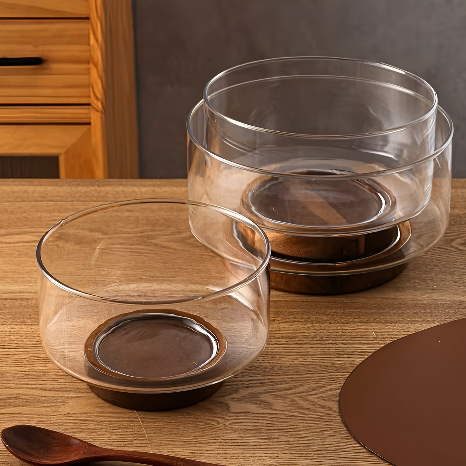 Glassbolle med trefot – Elegant og dekorativ | Perfekt til frukt snacks og salater - Serveringstallerkener