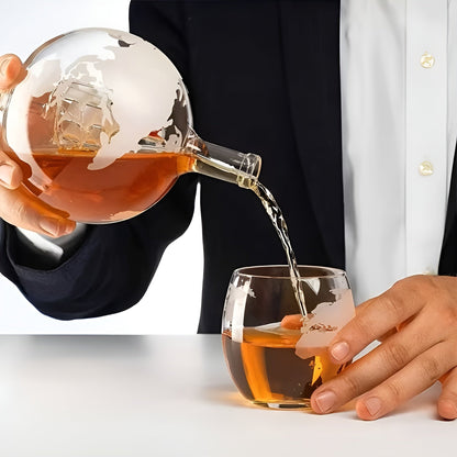 Whiskydekanter med Globus – Elegant Karaffelsett med 4 Graverte Glass | Perfekt som Gave og Barpynt