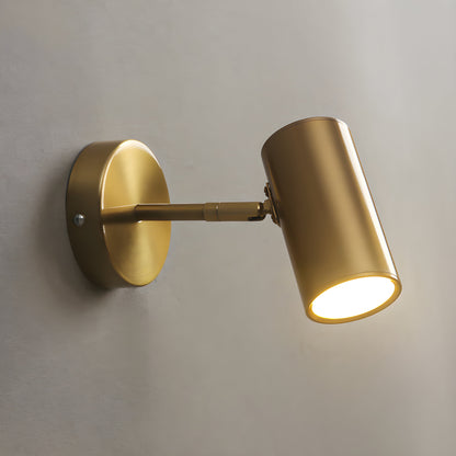 Justerbar vegglampe i metall med matt sort finish, montert på vegg