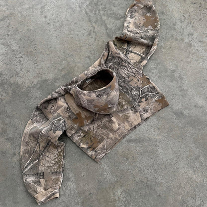 Camo-hettegenser i bruk utendørs