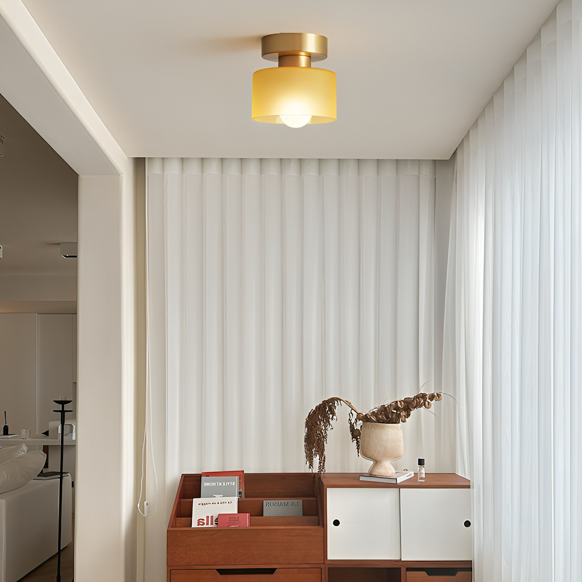 Bauhaus moderne takspot med elegant design og gullfinish – vinkel 2
