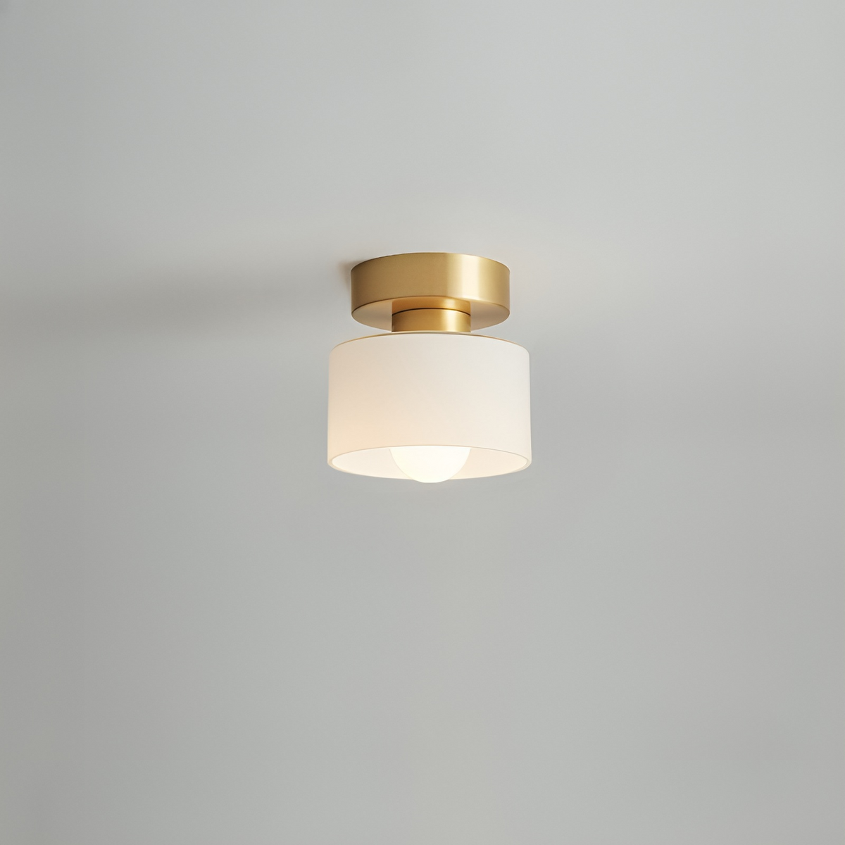 Bauhaus moderne takspot med elegant design og gullfinish – vinkel 5