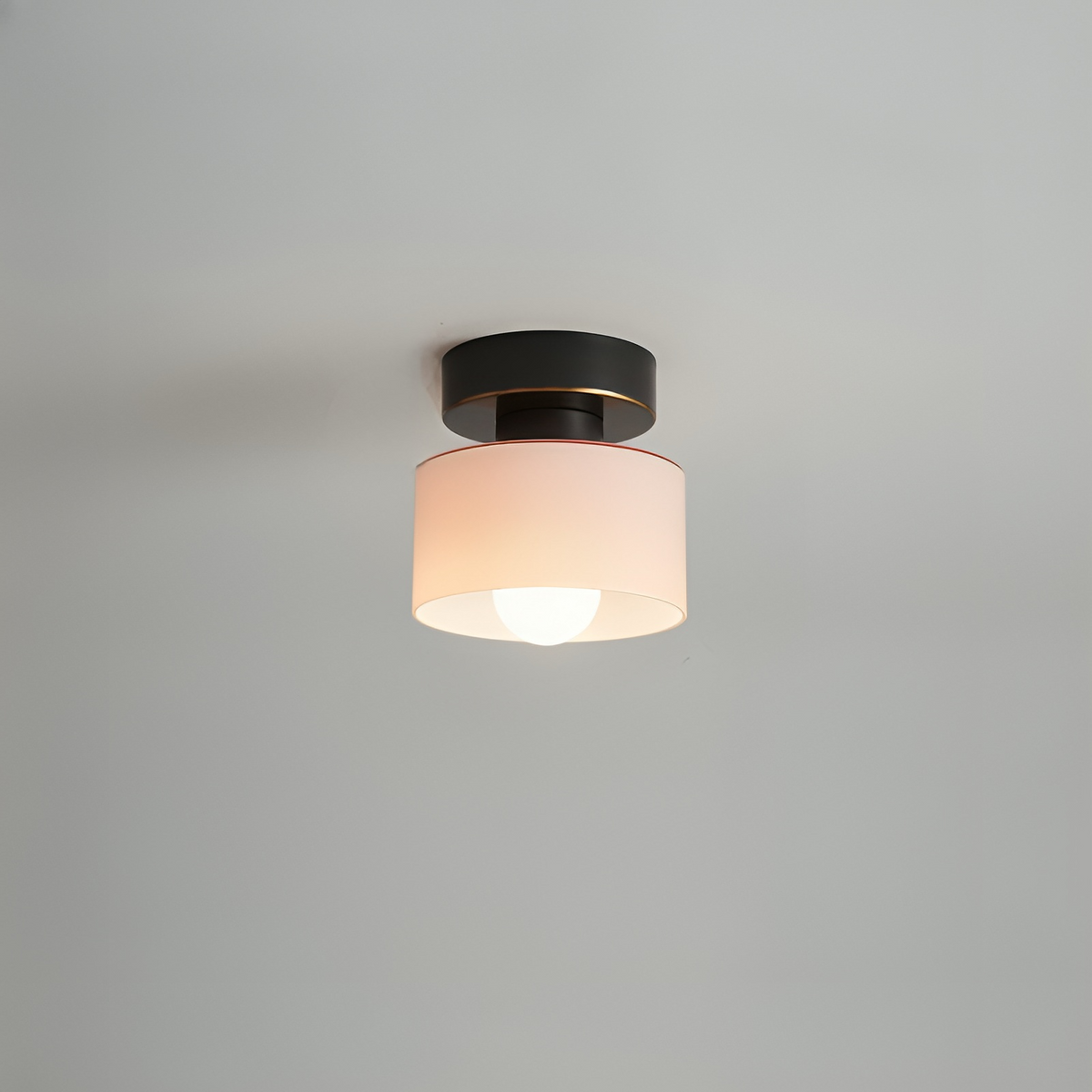 Bauhaus moderne takspot med elegant design og gullfinish – vinkel 6