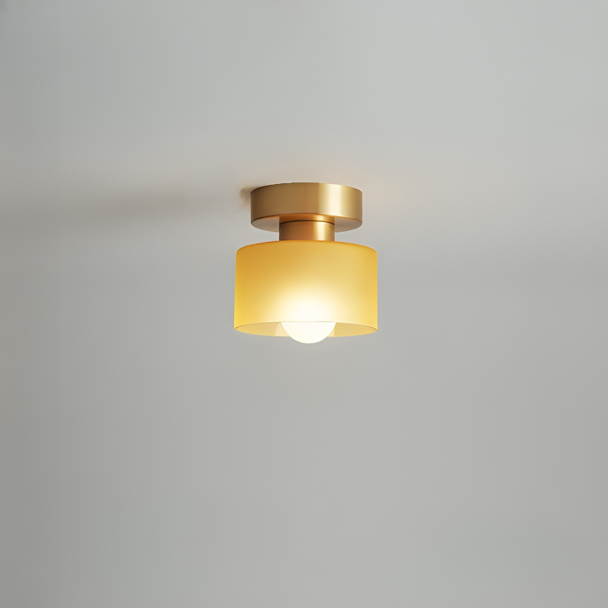 Bauhaus moderne takspot med elegant design og gullfinish – vinkel 8