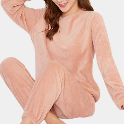 Fluffy pyjamaset i rød farge – helkroppsvisning