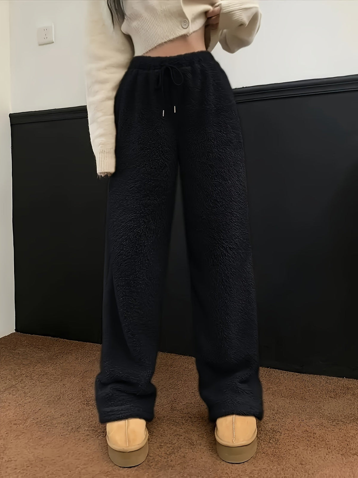Dame i teddy sherpa-bukse og hettegenser, hverdagslook