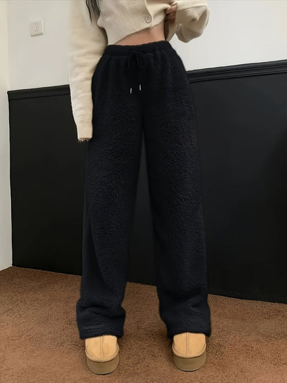 Dame i teddy sherpa-bukse og hettegenser, hverdagslook