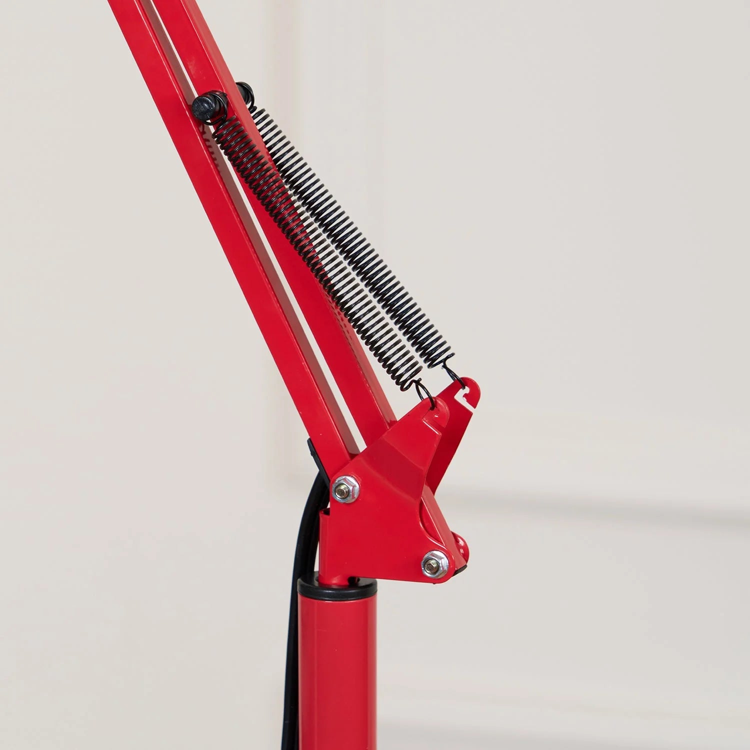 Metallgulvlampe – Stilrent og Dekorativt Design | Perfekt for Stue og Soverom