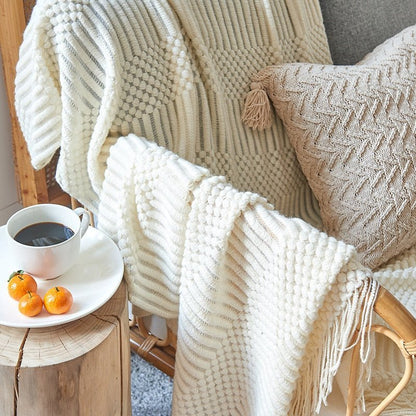Strikket pledd med skandinavisk design i krem