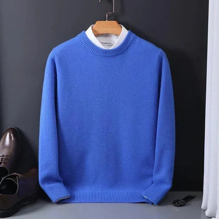 Modell iført løs kashmirblanding genser med jeans
