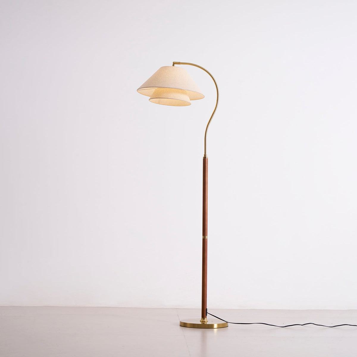 Gulvlampe med mykt spredt lys i mørkt rom