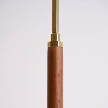 Gulvlampe som statement piece i moderne leilighet